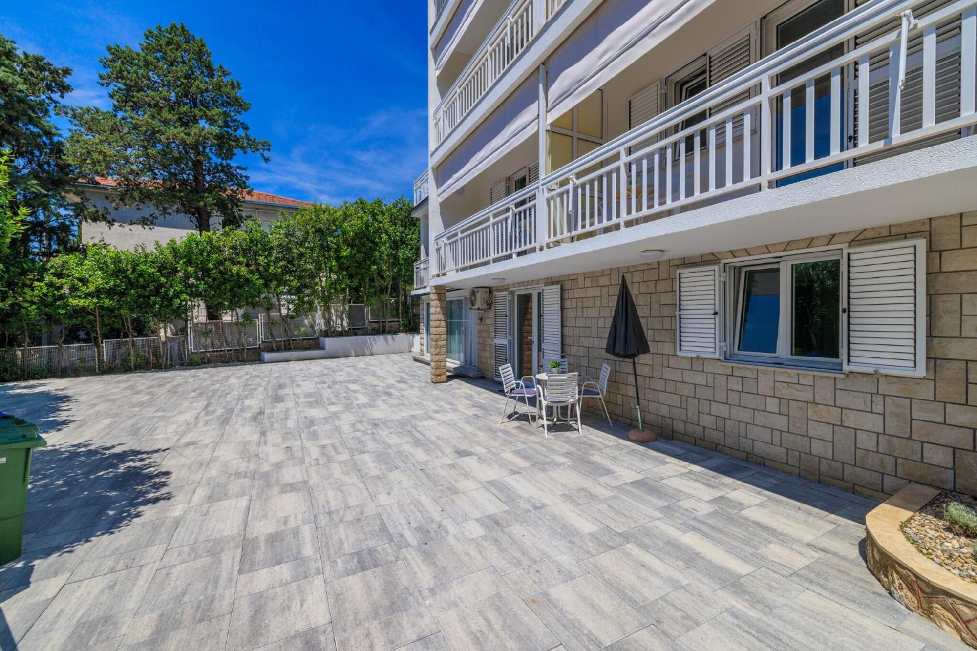 Podvezanec Apartment Dramalj Exterior photo