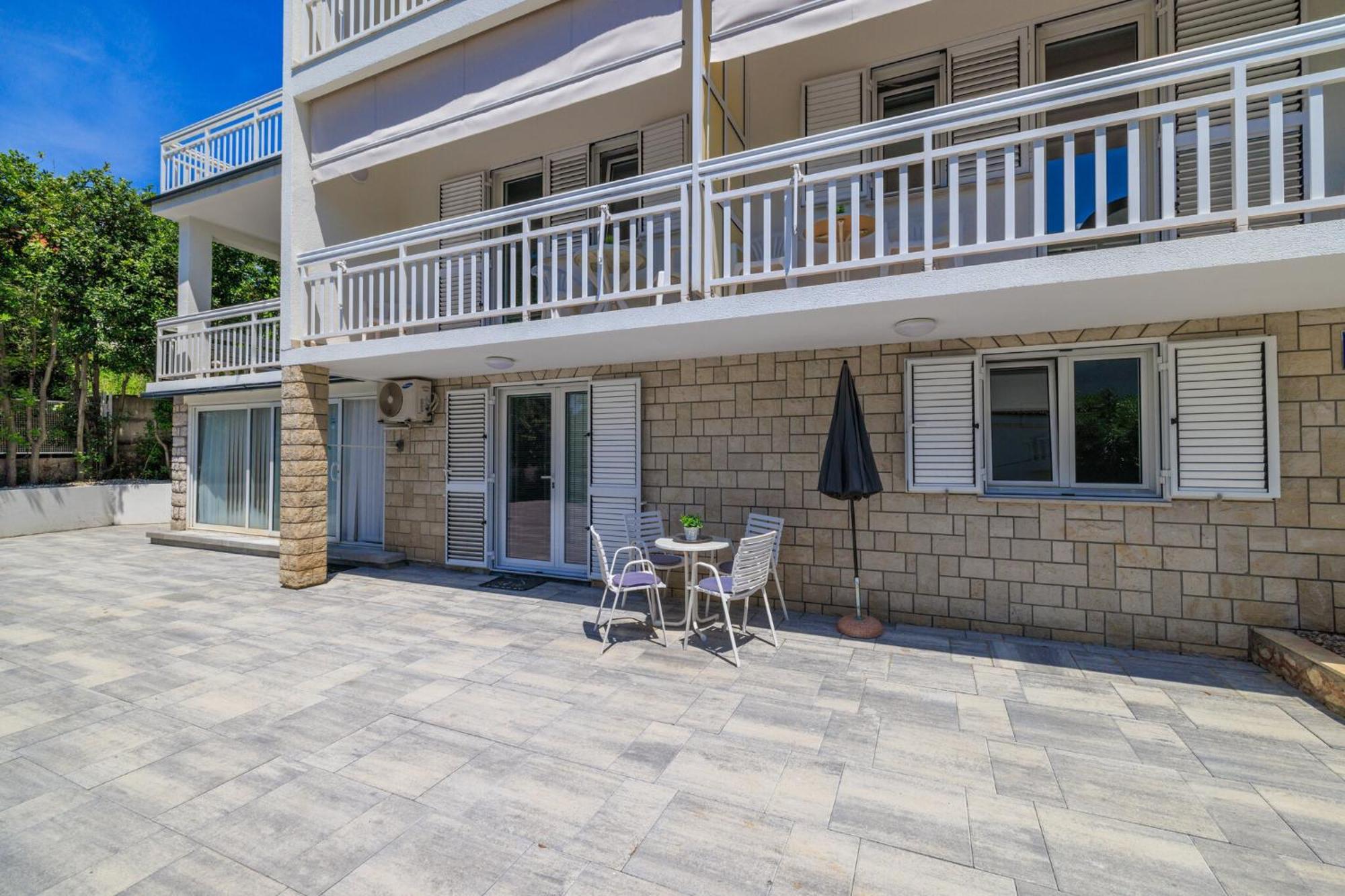 Podvezanec Apartment Dramalj Exterior photo